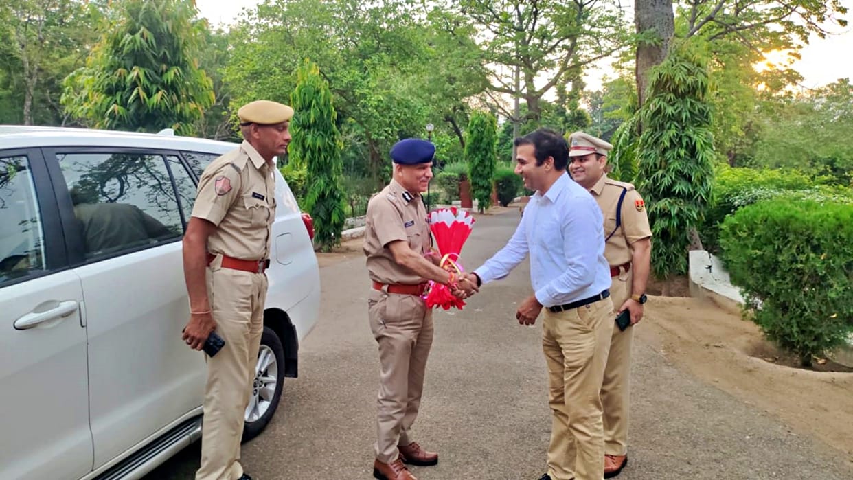 Director General of Police Umesh Mishra took a meeting on crime and cybercrime control in Alwar