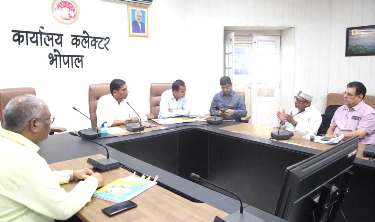 Bhopal News: DM ordered to deduct three days salary of the executive engineer for not being present in the pub