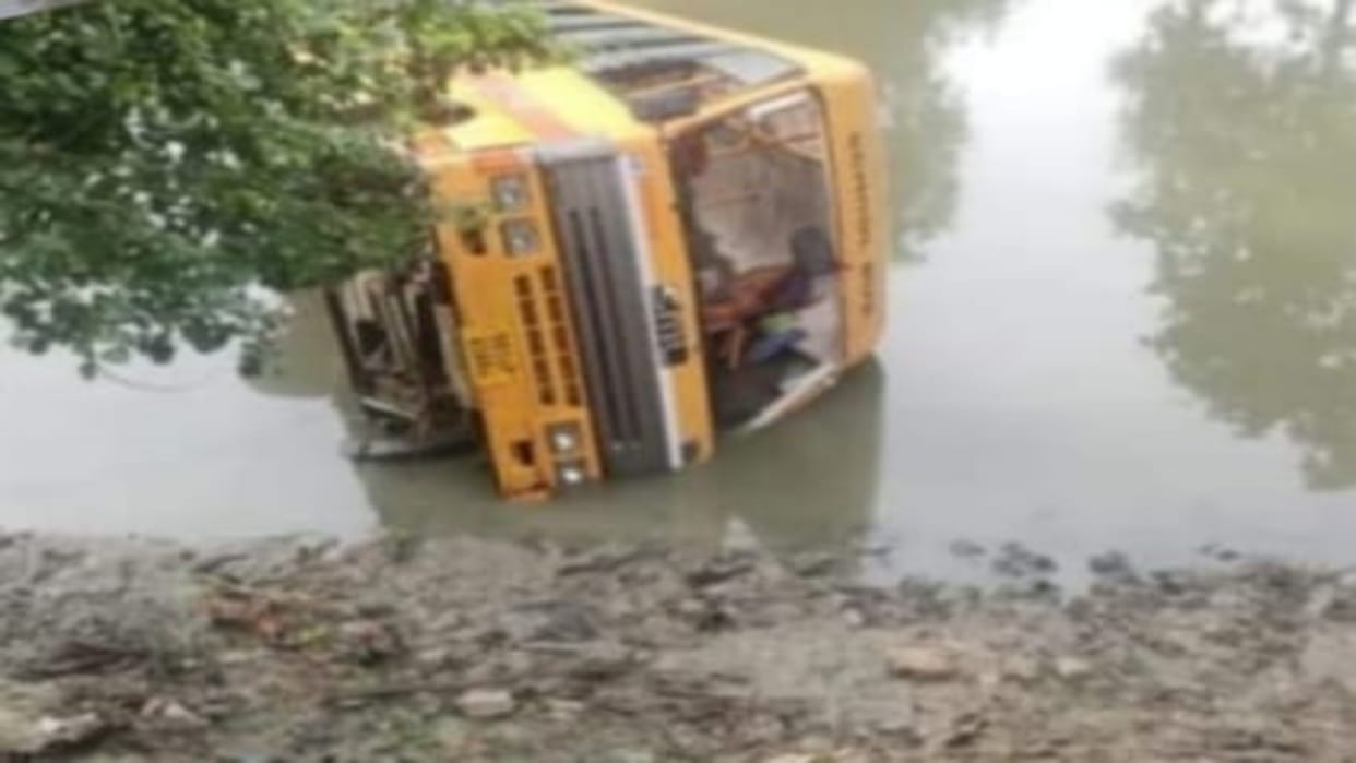 Bihar News bus full of 10 children fell into a pond in Saran all children safe
