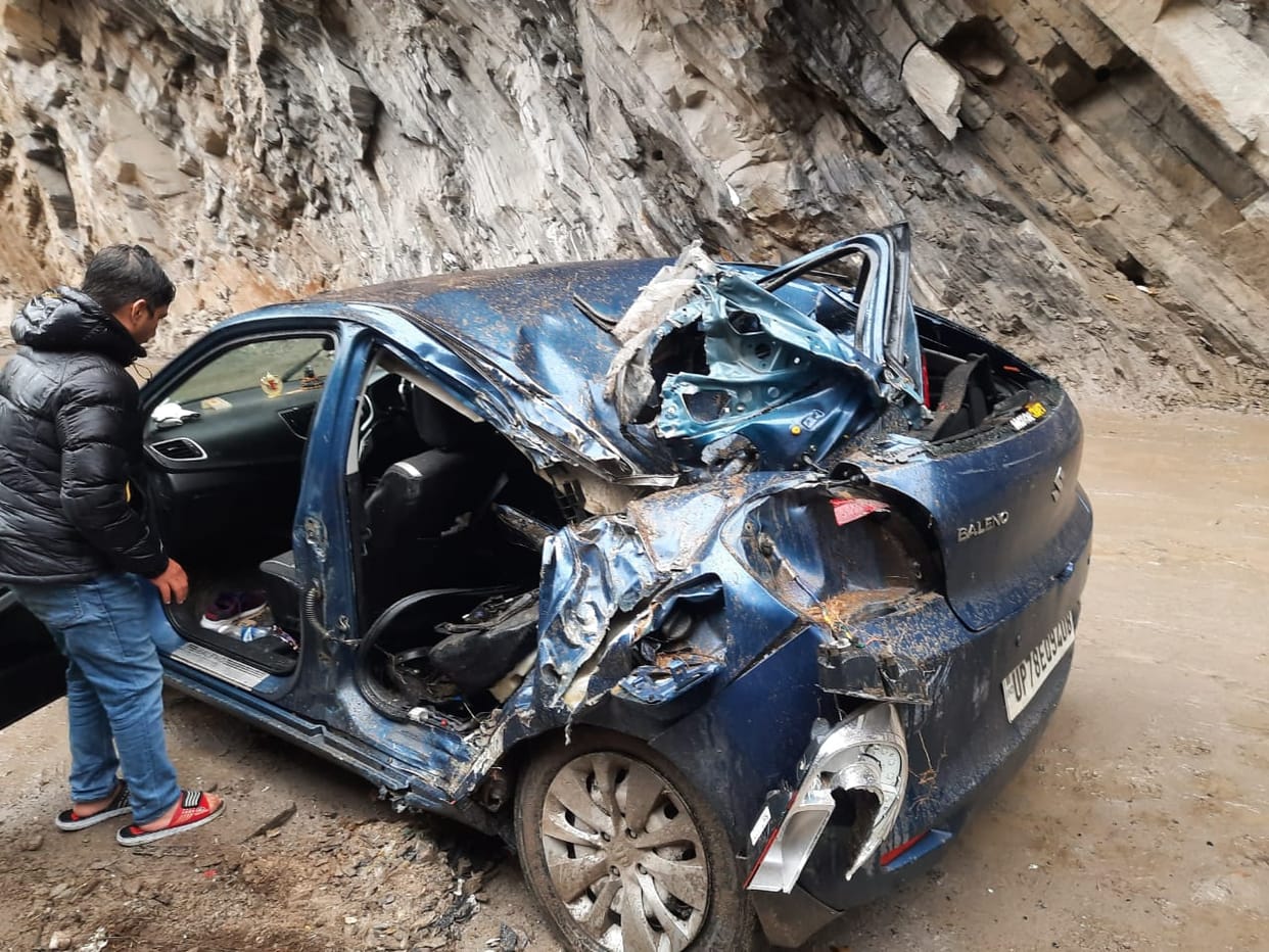 Badrinath Highway: Big Stone fell from hill on UP Pilgrims car