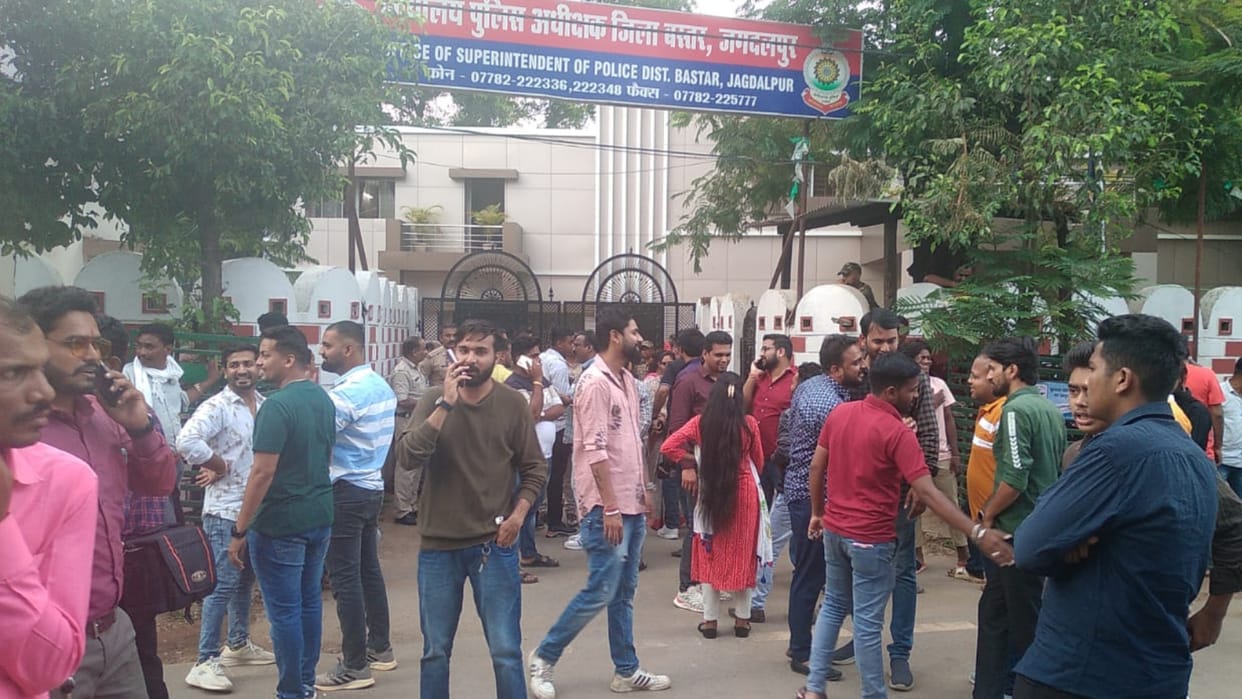 clash between chhattisgarh congress leader and trainee IPS officer in jagdalpur
