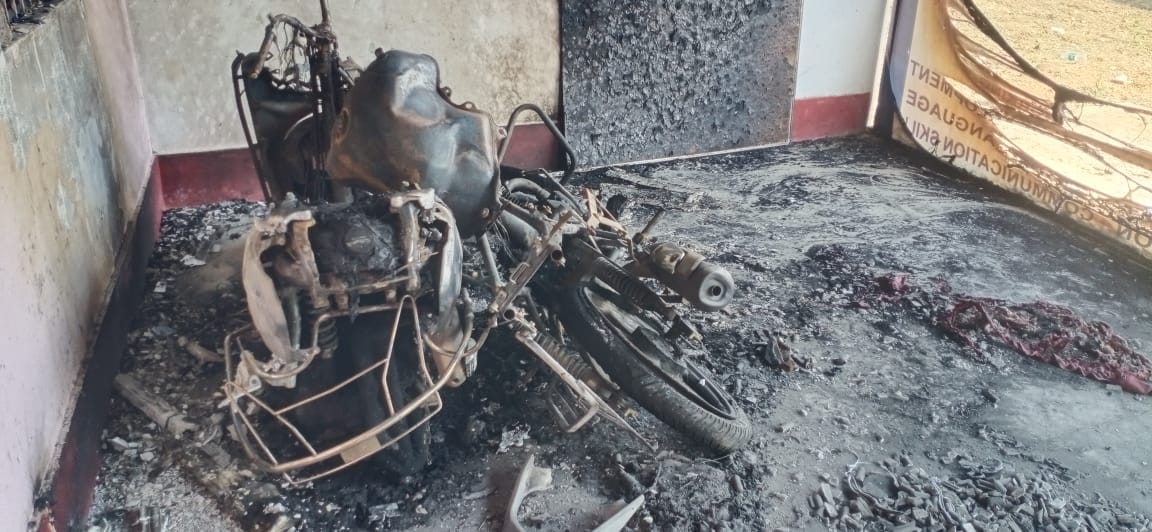 Sonebhadra Crime: Threatened by calling, then after an hour two bikes kept in the verandah were burnt