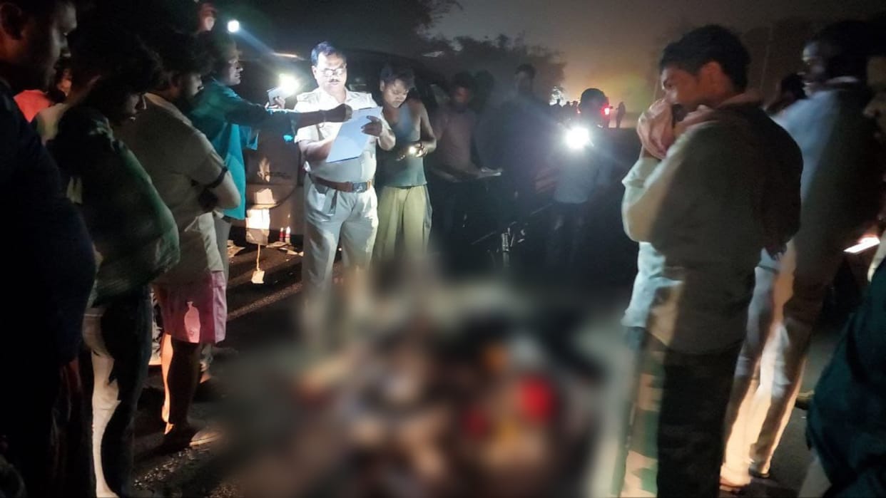 Fierce collision between high speed bike and luxury car in Madhepura, one youth died
