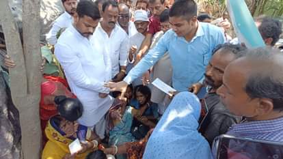 मुजफ्फरपुर में भीषण अग्निकांड के बाद महिलाओं को सांत्वना देने पहुंचे लोग।