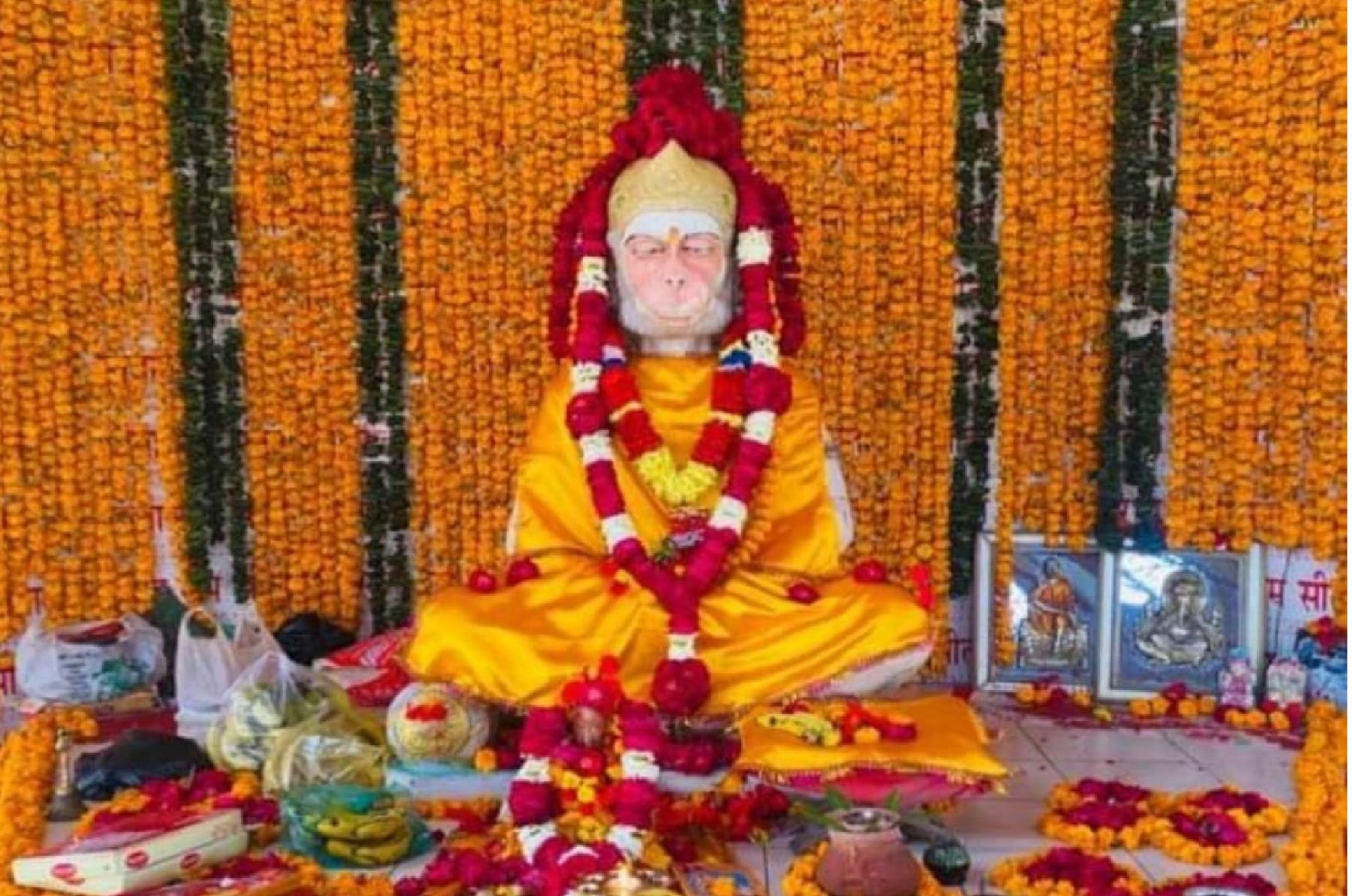 A temple where Hanuman  is sitting in meditation, a destitute woman worships, know the whole story