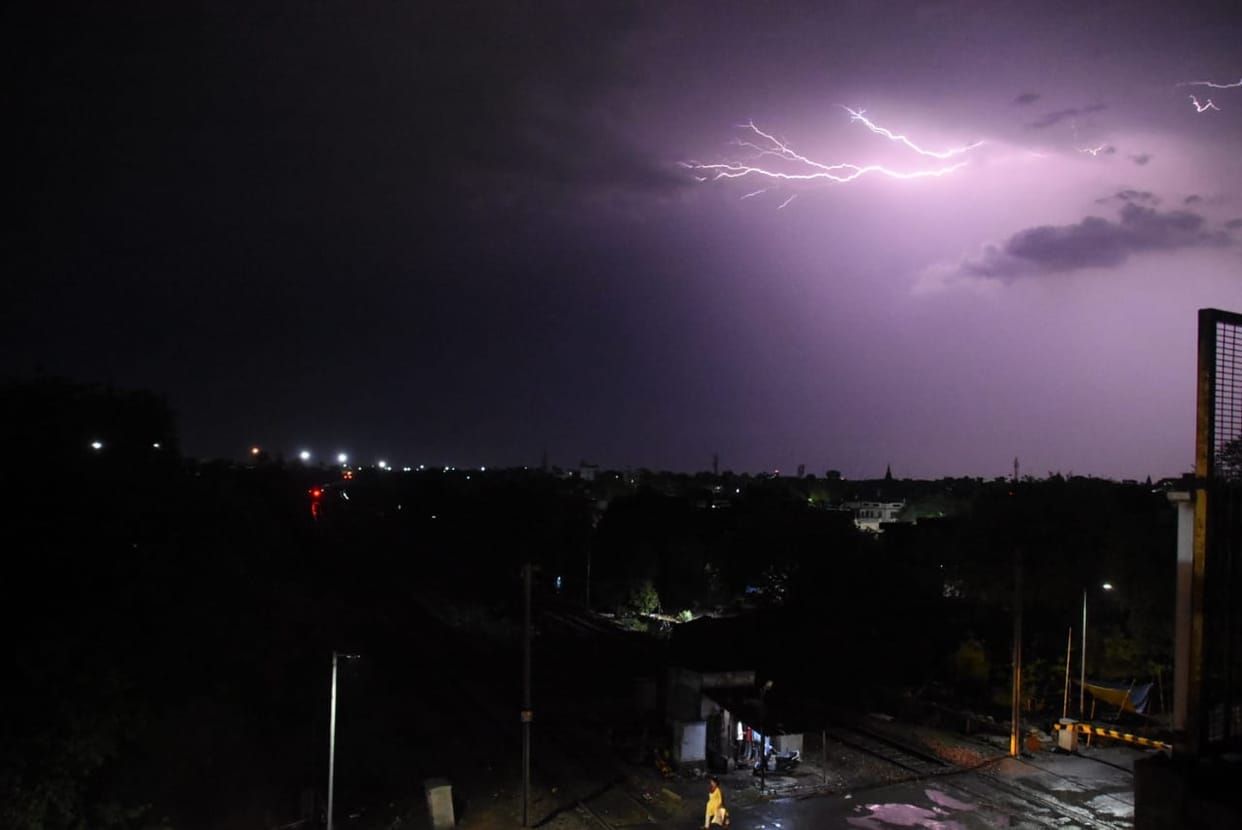 Weather like mountains in Kanpur, it started raining as soon as the mercury reached 40, winds blowing at a spe