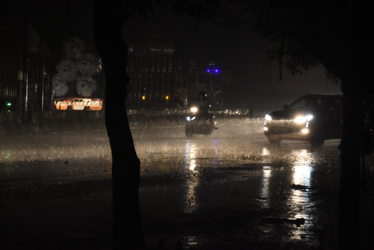 Weather like mountains in Kanpur, it started raining as soon as the mercury reached 40, winds blowing at a spe