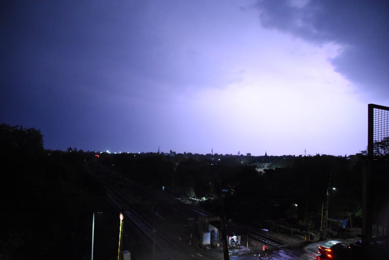 Weather like mountains in Kanpur, it started raining as soon as the mercury reached 40, winds blowing at a spe