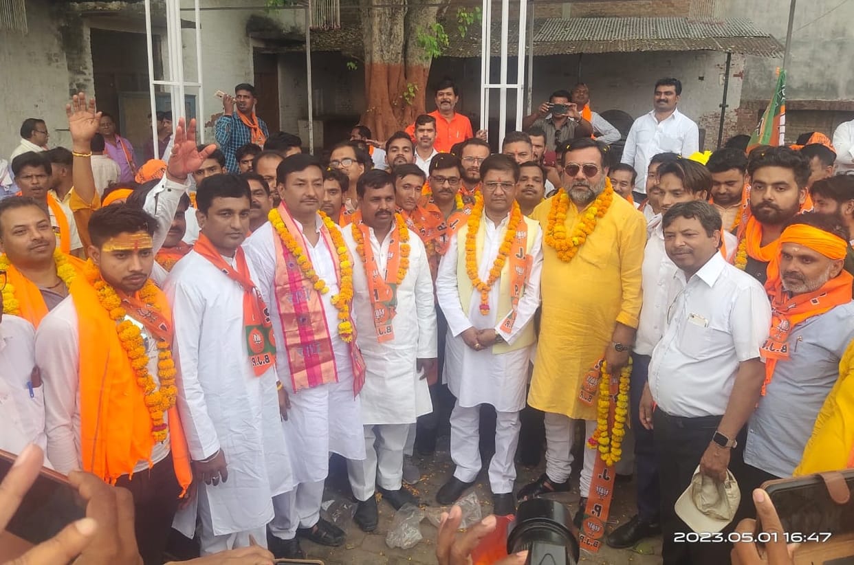 SP leaders Brijesh Soni and Raju Sahu joined BJP, said workers are not respected in samajwadi party