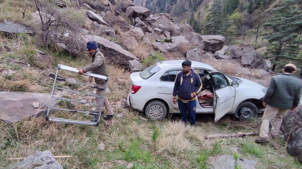 Uttarkashi Accident News: Odisha Pilgrims Car fell in ditch during going to Gangotri due to tire burst