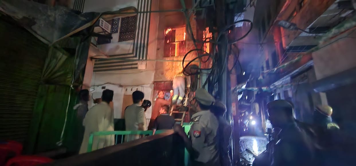 Varanasi: Fierce fire caused by short circuit in Madanpura area, goods worth lakhs reduced to ashes in a jiffy