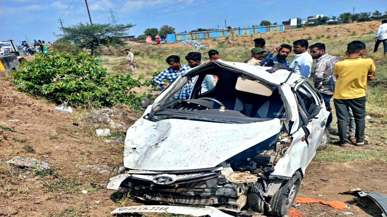 MP News Road accident on Ghatabillod bypass in Dhar three people including BJP leader died