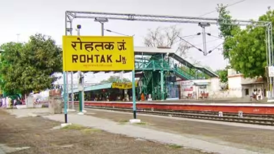 HSVP demolishes illegal construction and encroachment at One Rupee Chowk in Rohtak