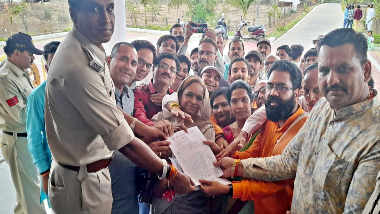 Rajgarh News People of Kalal Samaj reached SP against Dhirendra Shastri