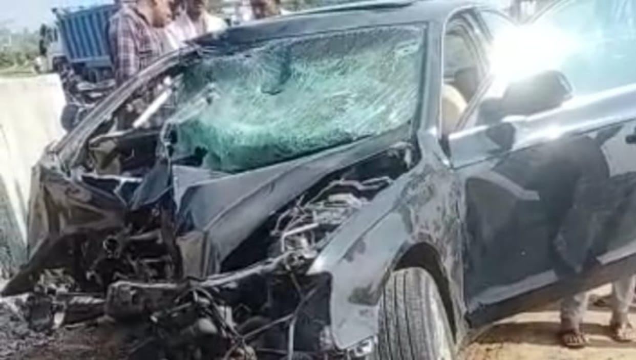 Audi collided with the divider in Jaipur three girls and a young boy died in the road accident two injured