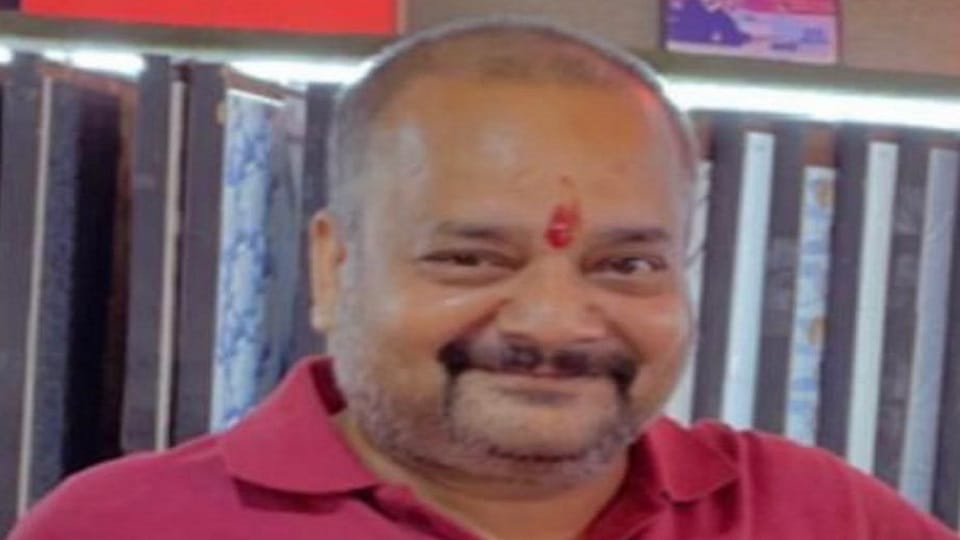 marble businessman hanged himself by writing a suicide note Troubled by losing case in jhansi