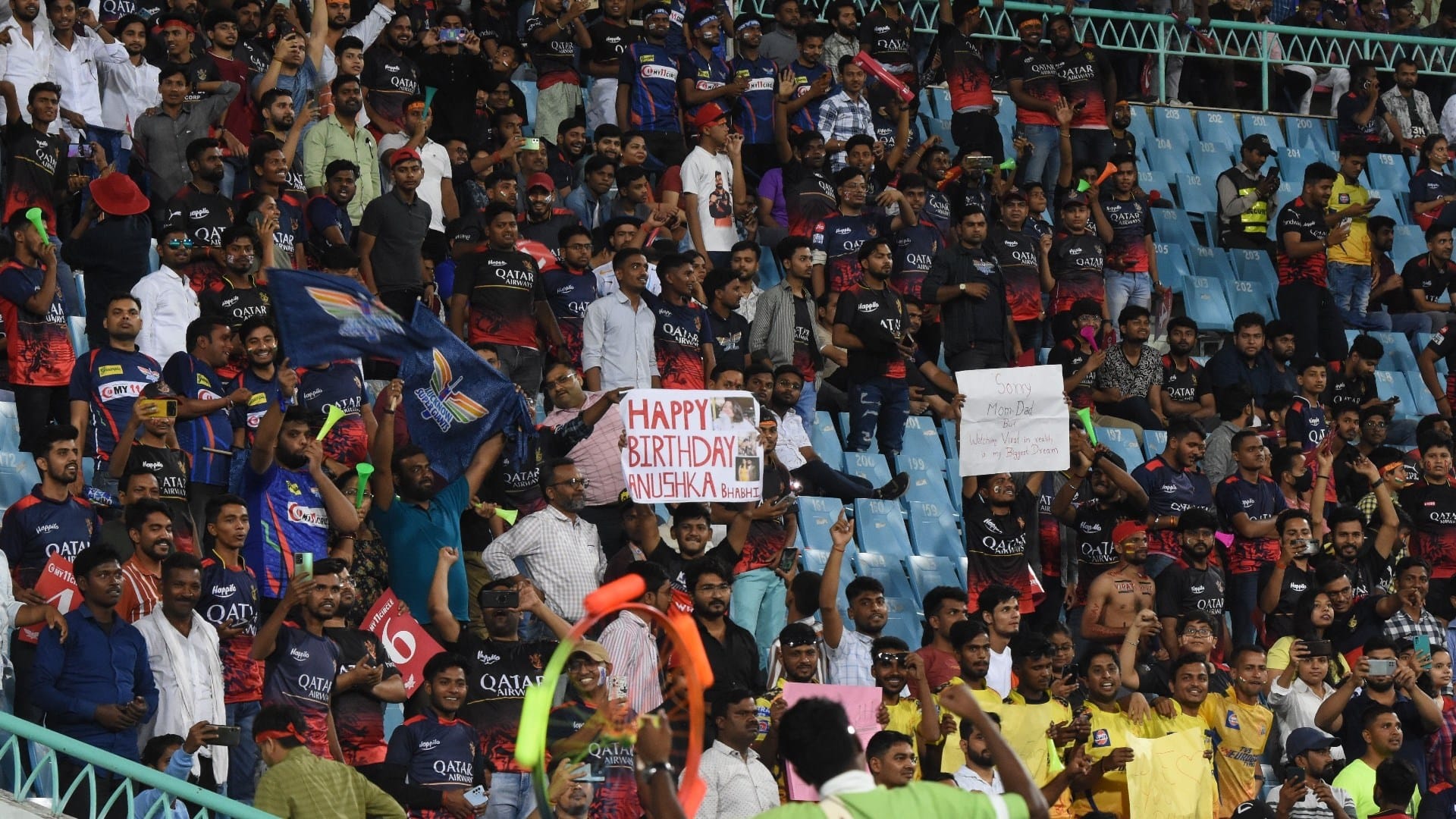 A fan came near to Virat Kohli.