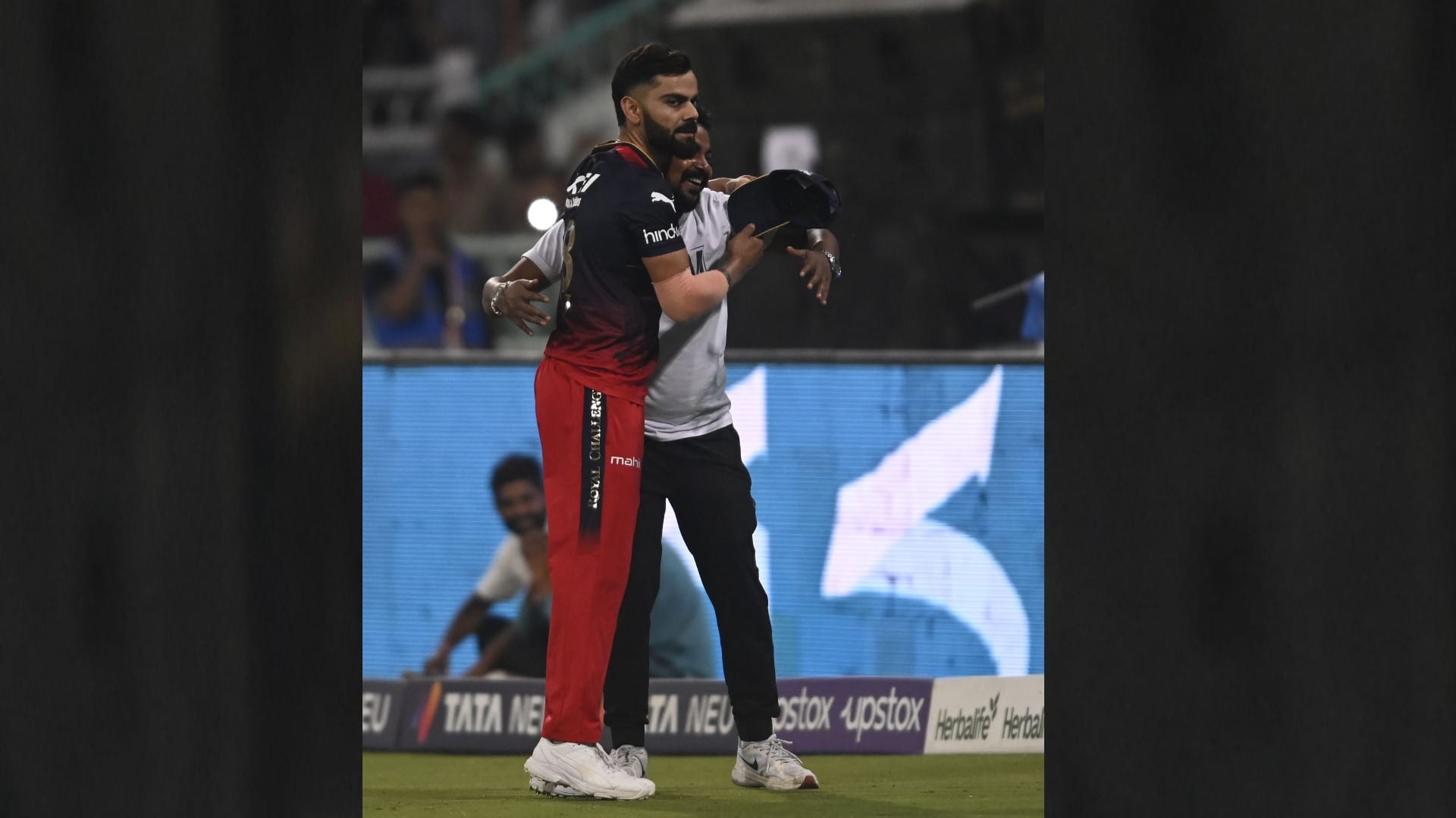 A fan came near to Virat Kohli.