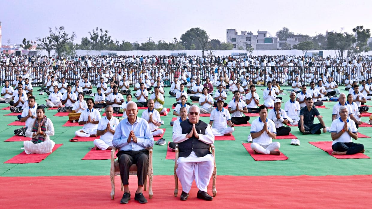 The Governor did yoga with the ministers in the Yoga Festival-2023 of the Ministry of AYUSH