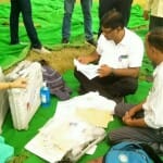 स्मृति उपवन से पोलिंग पार्टियों को रवाना करने के दौरान तैयारियों का जायजा लेते जिलाधिकारी सूर्यपाल ग