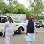 भोज में शामिल होने पहुंचे भाई वीरेंद्र।