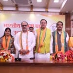 भाजपा के प्रदेश अध्यक्ष के साथ मौजूद पार्टी में शामिल होने वाले नेता।