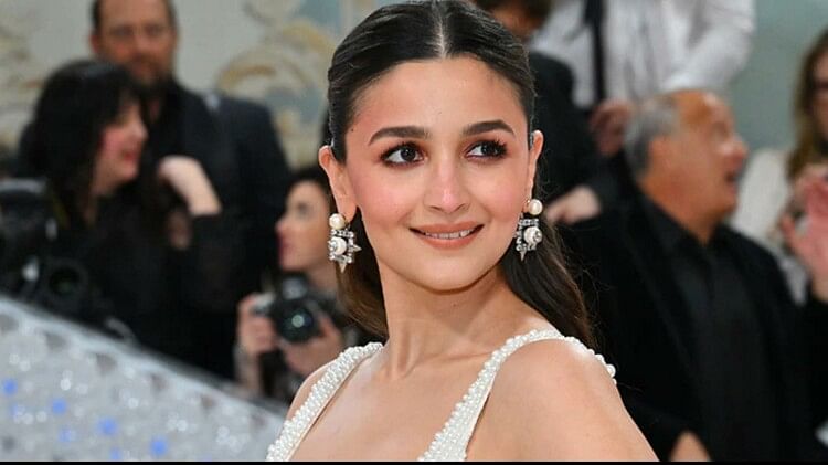 Alia Bhatt Rocky aur rani ki Prem kahani actress with papraazi mom says apka beta bahut pareshan karta hai