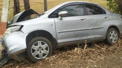 Mirzapur Accident: अनियंत्रित कार के टक्कर से टूटा पोल, 20 गांवों की गुल हुई बिजली, वाहन चालक फरार Mirzapur Accident: Pole broken due to uncontrolled car collision, 20 villages lost electricity, driver abscond