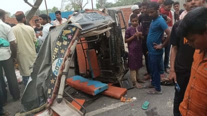 Bihar: सीतामढ़ी में टेंपो और ट्रक के आमने-सामने भिड़ंत में छह लोगों की मौत, आक्रोशित लोगों ने ट्रक को फूंका Bihar: six people died in a head-on collision between a tempo and a truck in Sitamarhi.