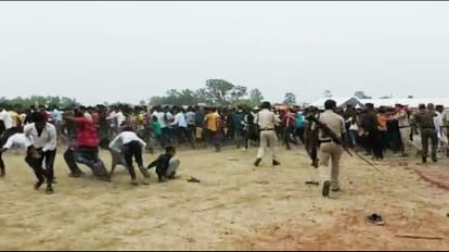 Bihar: भोजपुर में पवन सिंह के कार्यक्रम में मचा भगदड़, पुलिस ने जमकर भांजी लाठियां Bihar: Stampede in Pawan Singh's program in Bhojpur, police lathi-charged