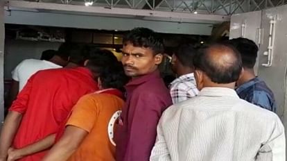 Bihar News: सारण के रिविलगंज बाजार में स्वर्ण व्यवसायी की धारदार हथियार से हत्या, जांच में जुटी पुलिस सारण के रेवेलगंज बाजार में धारदार हथियार से स्वर्ण व्यवसायी की हत्या, जांच में जुटी पुलिस