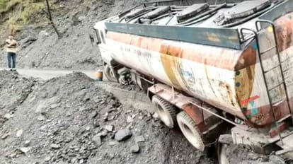 Oil tanker hanging from the road, movement of large vehicles remained closed for 24 hours