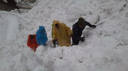 Four portars stuck in iceberg zone on Kedarnath Route removed safely Uttarakhand news in hindi