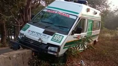 Kerala: पेड़ से टकराकर पलट गई एंबुलेंस, मरीज समेत तीन लोगों की मौत, चालक और उसका साथी गंभीर रूप से घायल Kerala: Ambulance overturns after hitting a tree, three people including patient killed