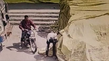 Thieves stole a sack of wheat on a motorcycle from the agricultural produce market