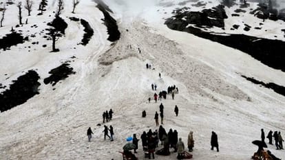 J&K: मई में पर्वतीय क्षेत्रों में हुई बर्फबारी, मैदानों में मानसून जैसी बौछार, तपिश की जगह ठंडक का अहसास jammu kashmir weather Snowfall in hilly areas monsoon like showers in plains in may coolness instead of heat