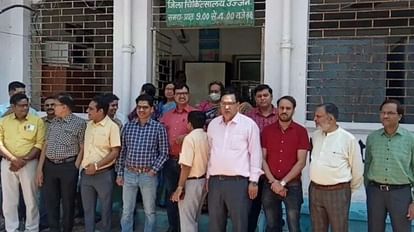 Doctors Strike: सरकारी अस्पताल में डॉक्टरों की अनिश्चितकालीन हड़ताल, ना तो हुआ ऑपरेशन, ना हुई पैथोलॉजी जांच Doctors Strike: Operation not done in government hospital, pathology test not done