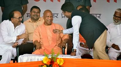 UP Nikay Chunav distance between Keshav and Nandi was clearly visible Even in front of the Chief Minister yogi