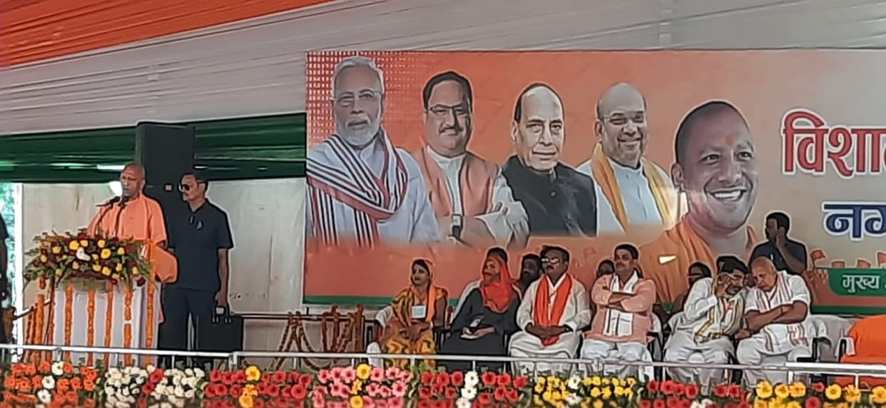 CM Yogi's shout from the stage of Azamgarh: Attack on the opposition, said- People gave pistols to the youth,