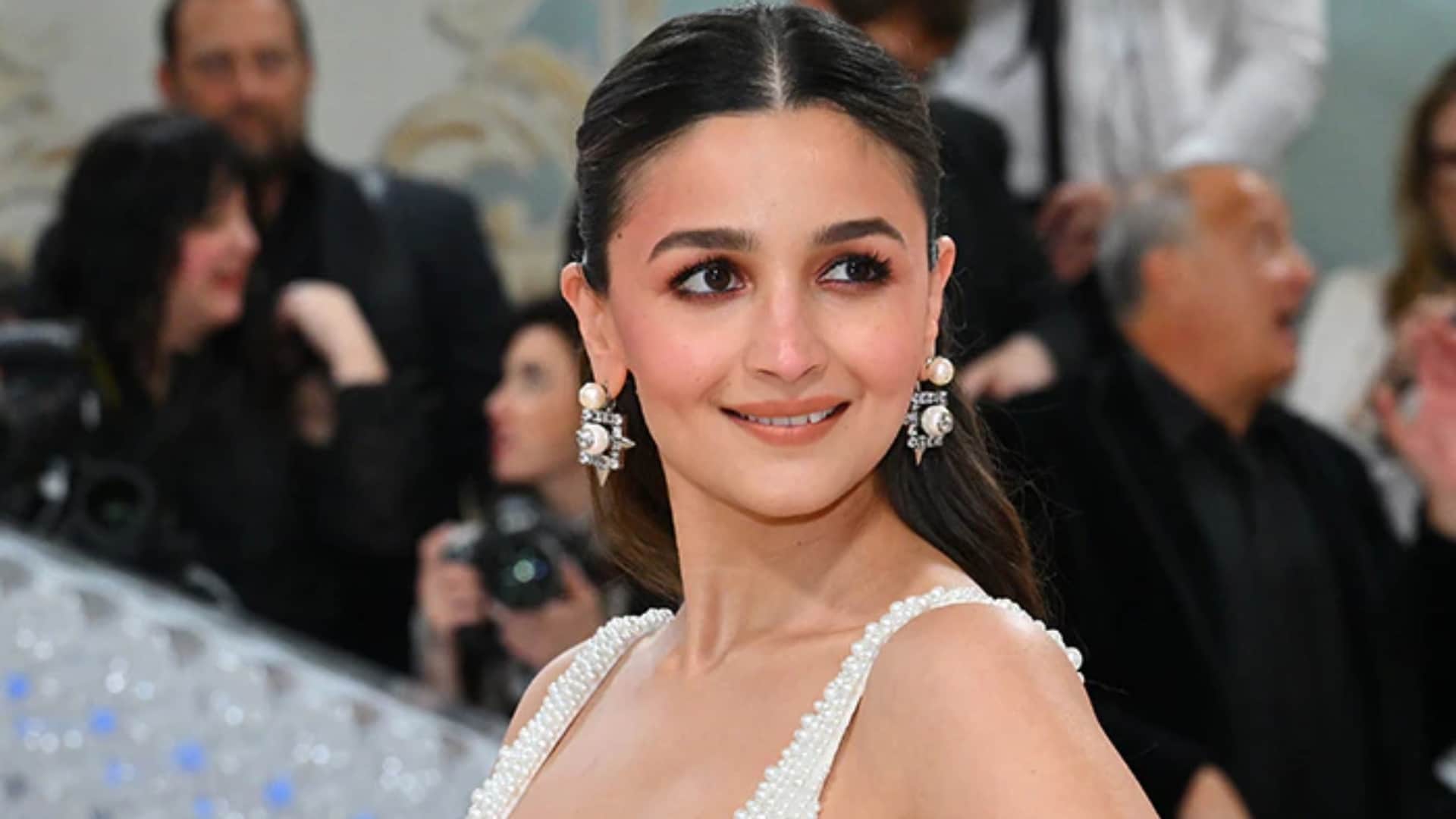 Alia Bhatt Rocky aur rani ki Prem kahani actress with papraazi mom says apka beta bahut pareshan karta hai