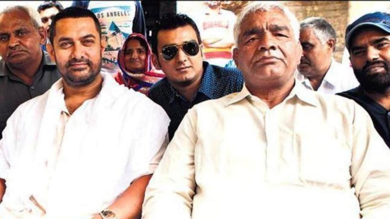Wrestlers Protest Dangal Fame Mahavir Phogat Said It would be nice if Aamir Khan tweets