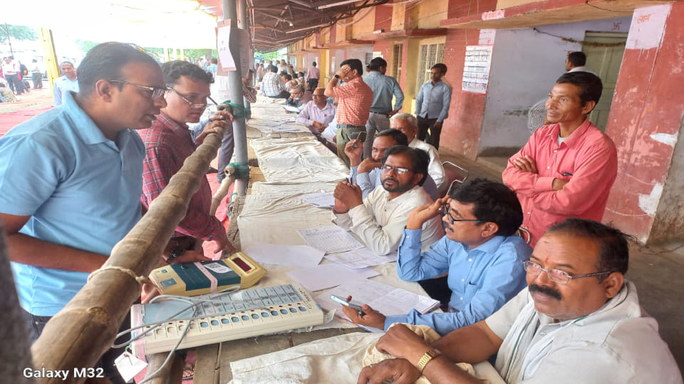 Polling parties have left for booth site for civic elections in Agra