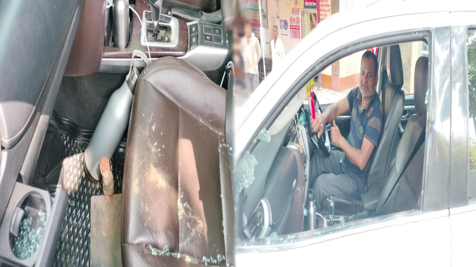 Youth attacked independent chairman candidate and his representative in shamshabad at Agra