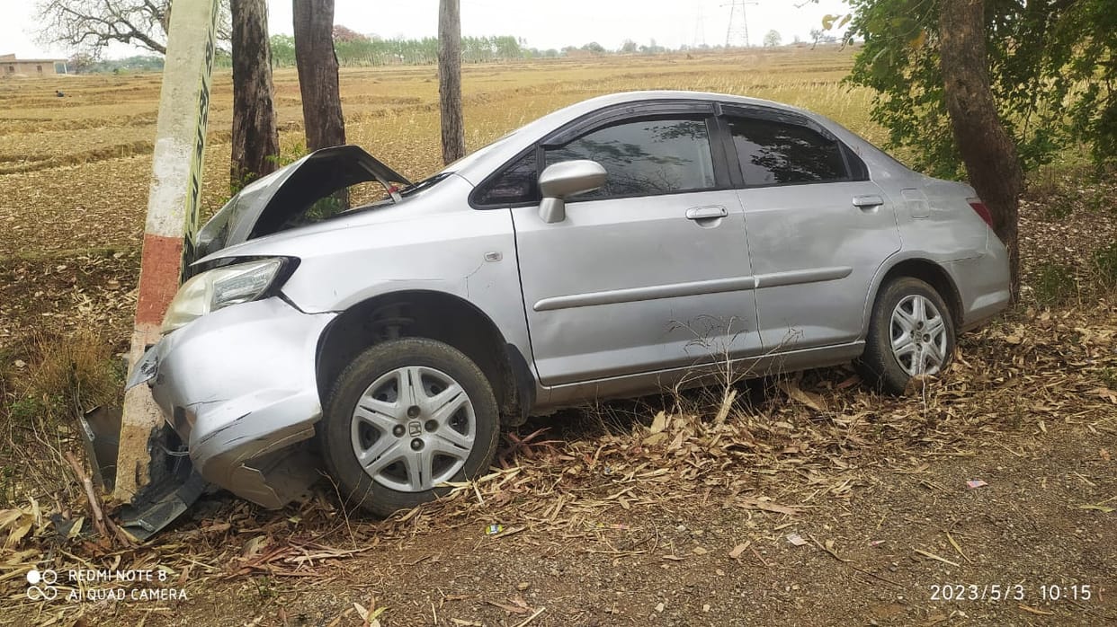 Mirzapur Accident: Pole broken due to uncontrolled car collision, 20 villages lost electricity, driver abscond