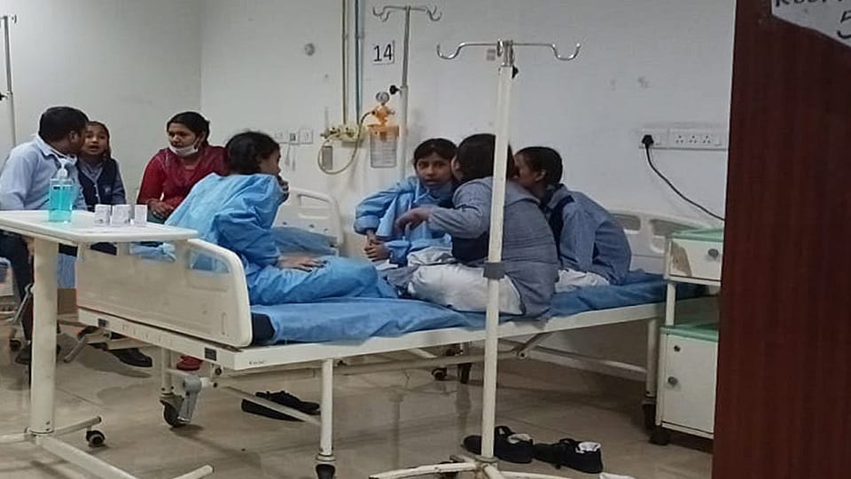 10 girl students fainted due to gas leak in Chhatarpur government school delhi government said it was chilli s