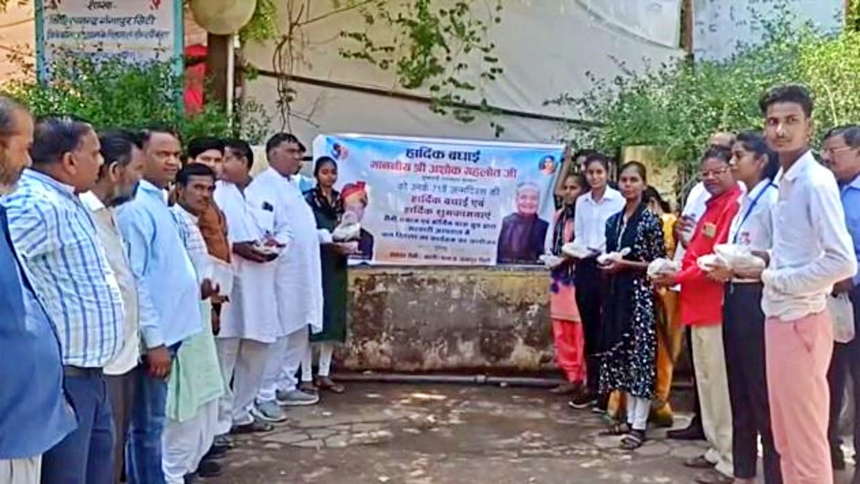 Ashok Gehlot Birthday Saini community distributed fruits in hospitals in Sawaimadhopur