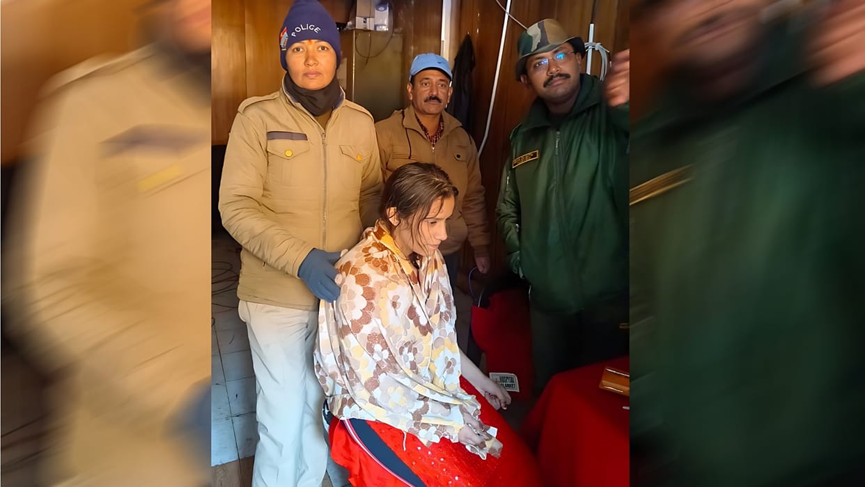 Girl fainted near Tapt Kund in Badrinath Dham Police saved life Uttarakhand News in hindi