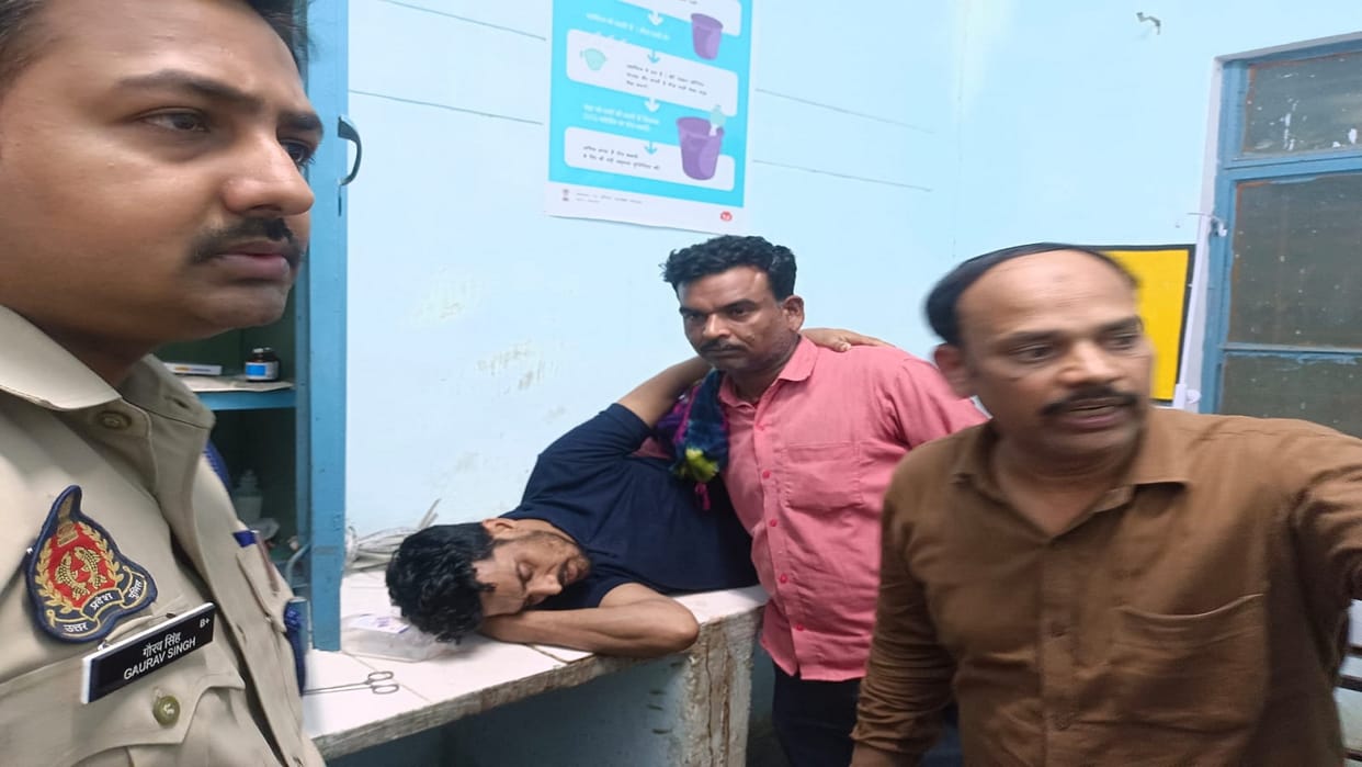 UP Nikay Chunav 2023 Firing on candidate supporters for not withdrawing form in Faridpur, Bareilly