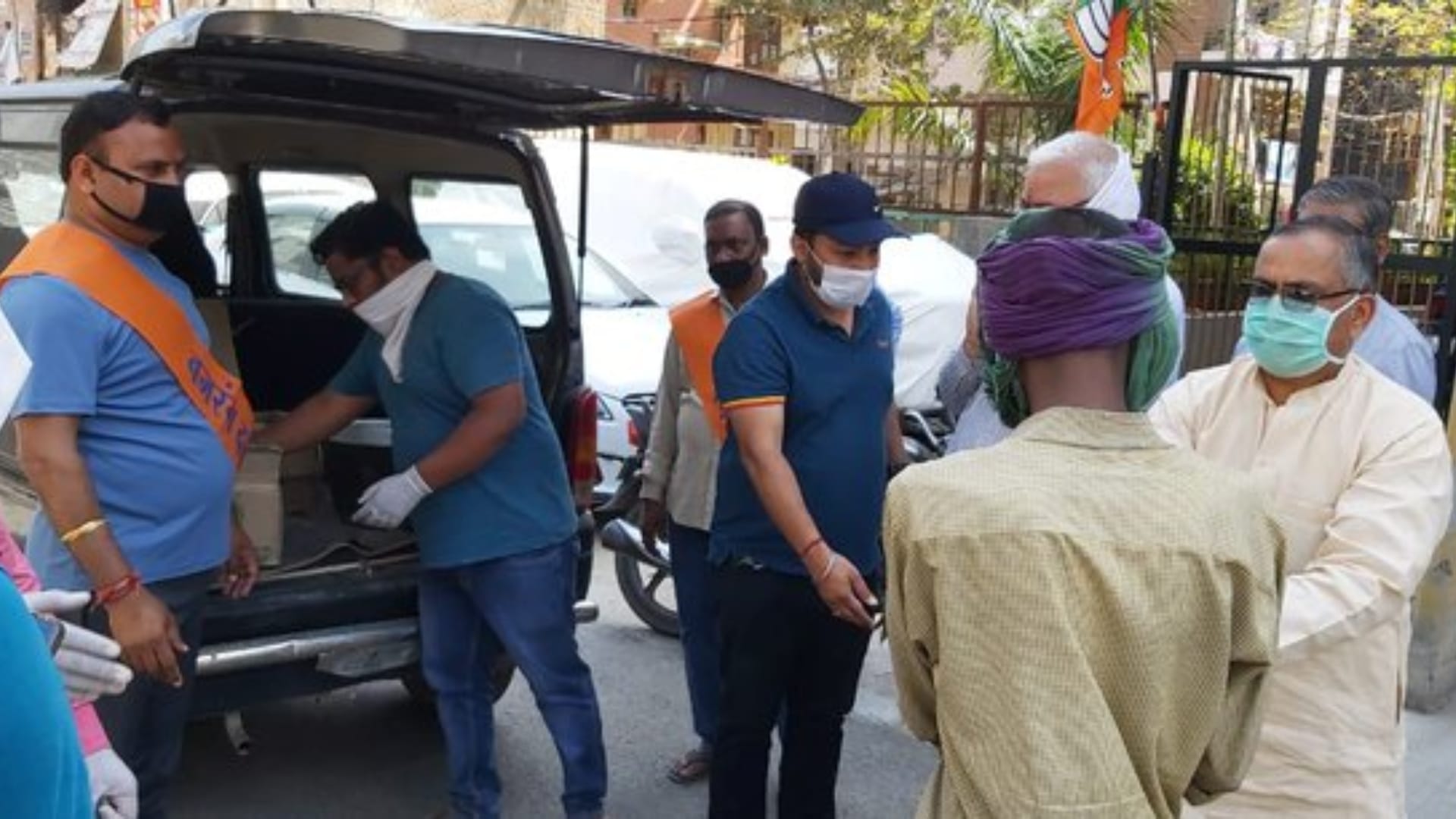 बजरंग दल के लोग आपदा में मदद करते हुए