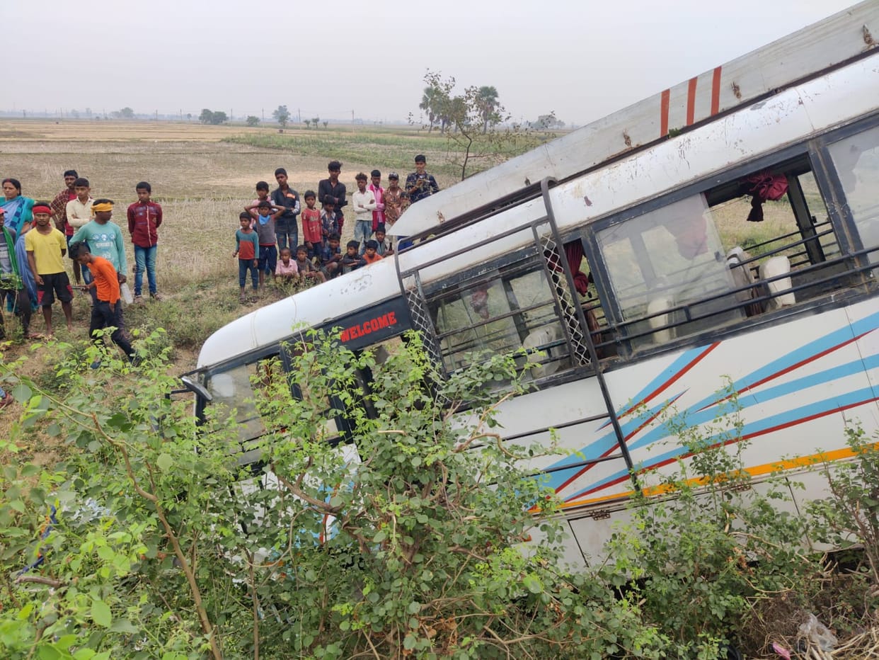Bihar: The bus full of wedding processions was returning to Patna, overturned uncontrollably; death of youth